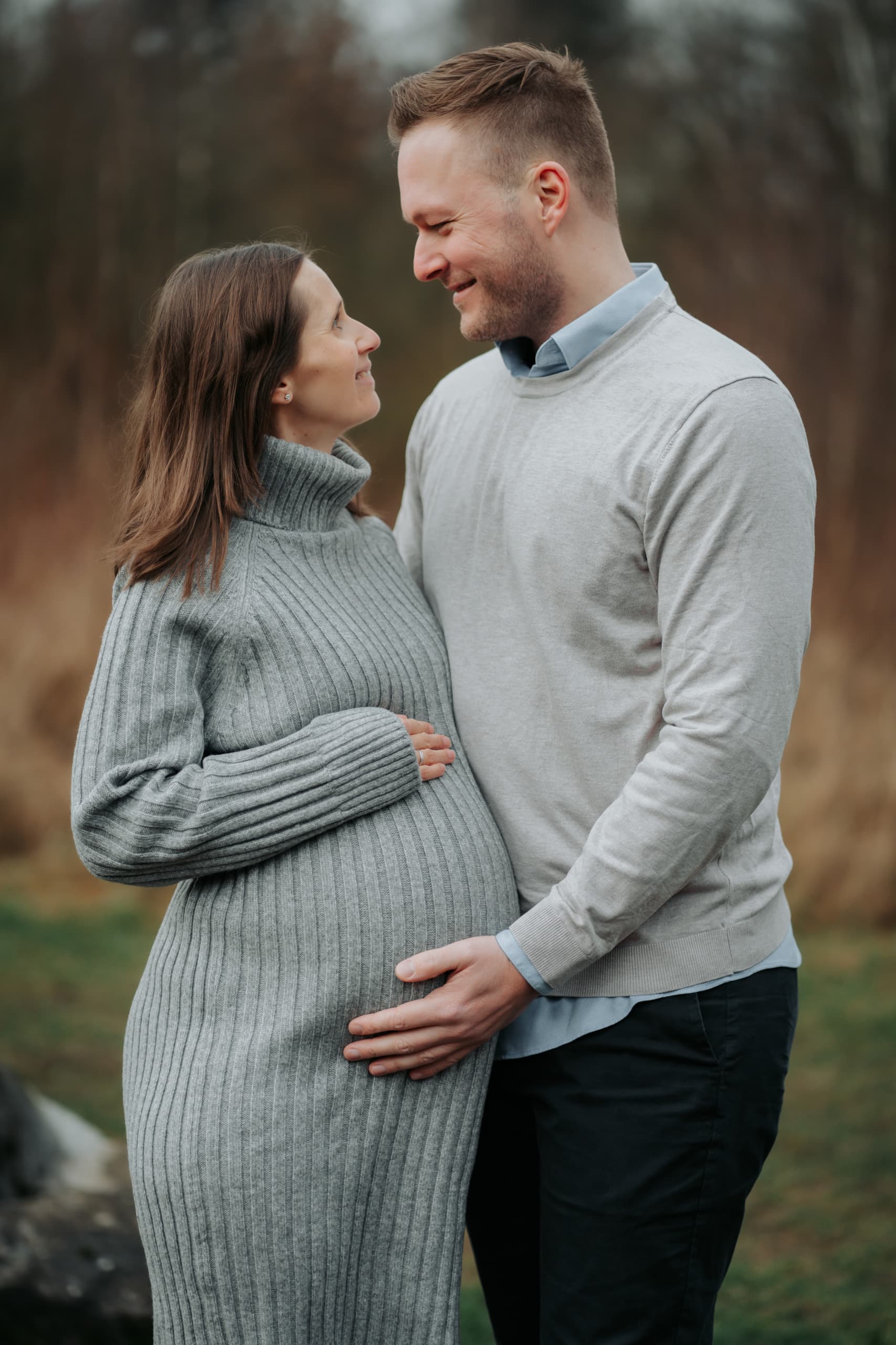 Schwangerschaftsfotografie, werdende Mutter mit Babybauch in der Natur