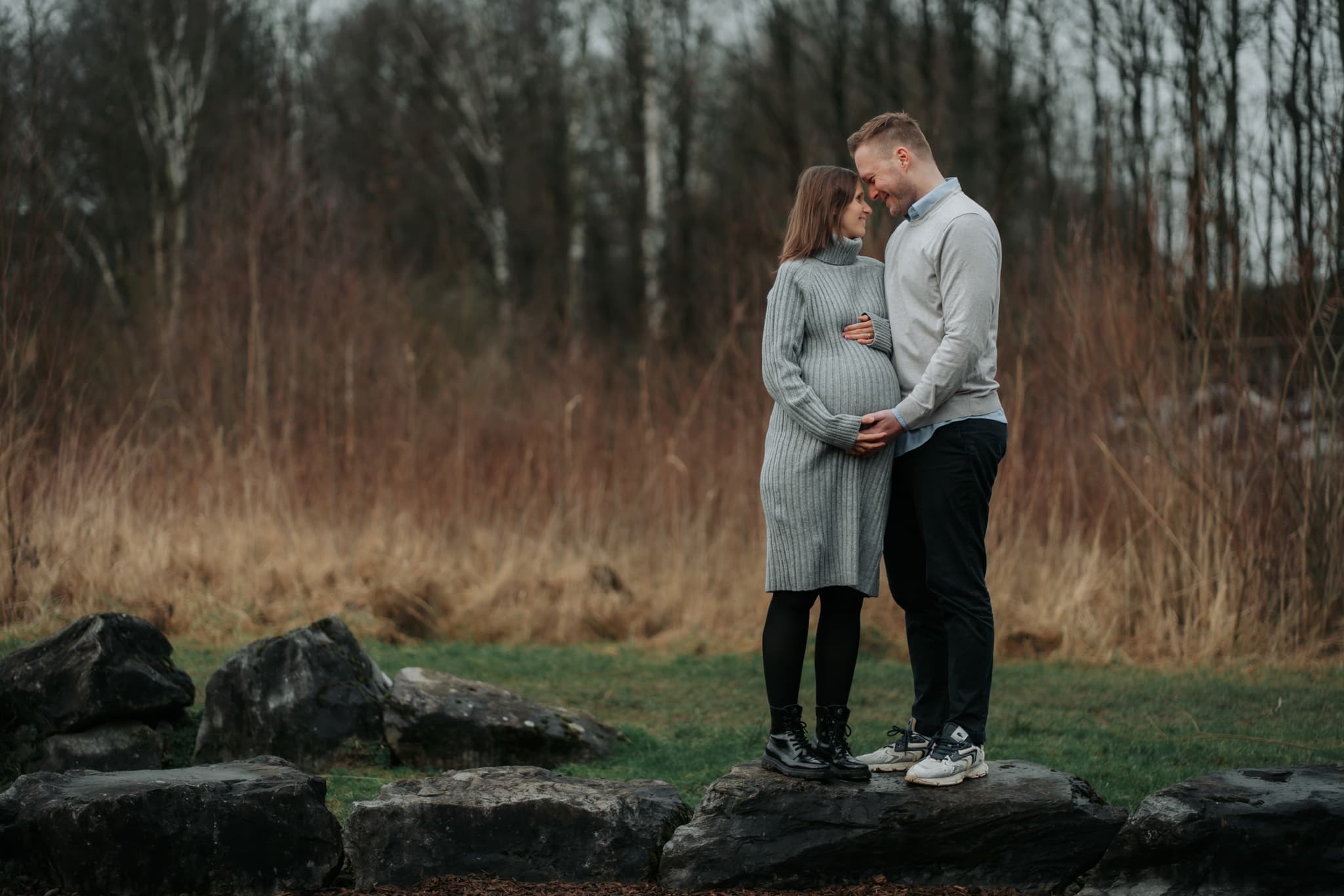 Babybauch Shooting Heiligenhaus, werdende Mutter im Freien