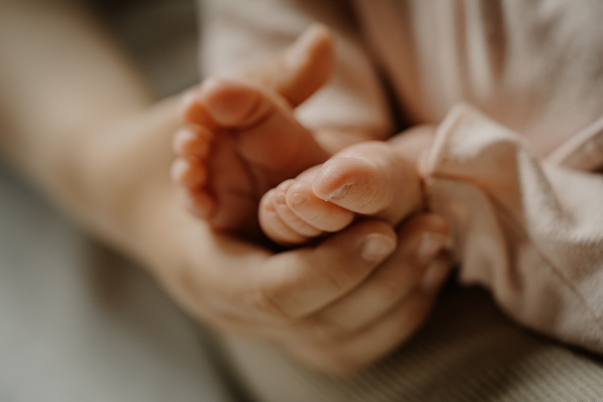 Newbornfotograf Essen, Neugeborenes in weicher Umgebung