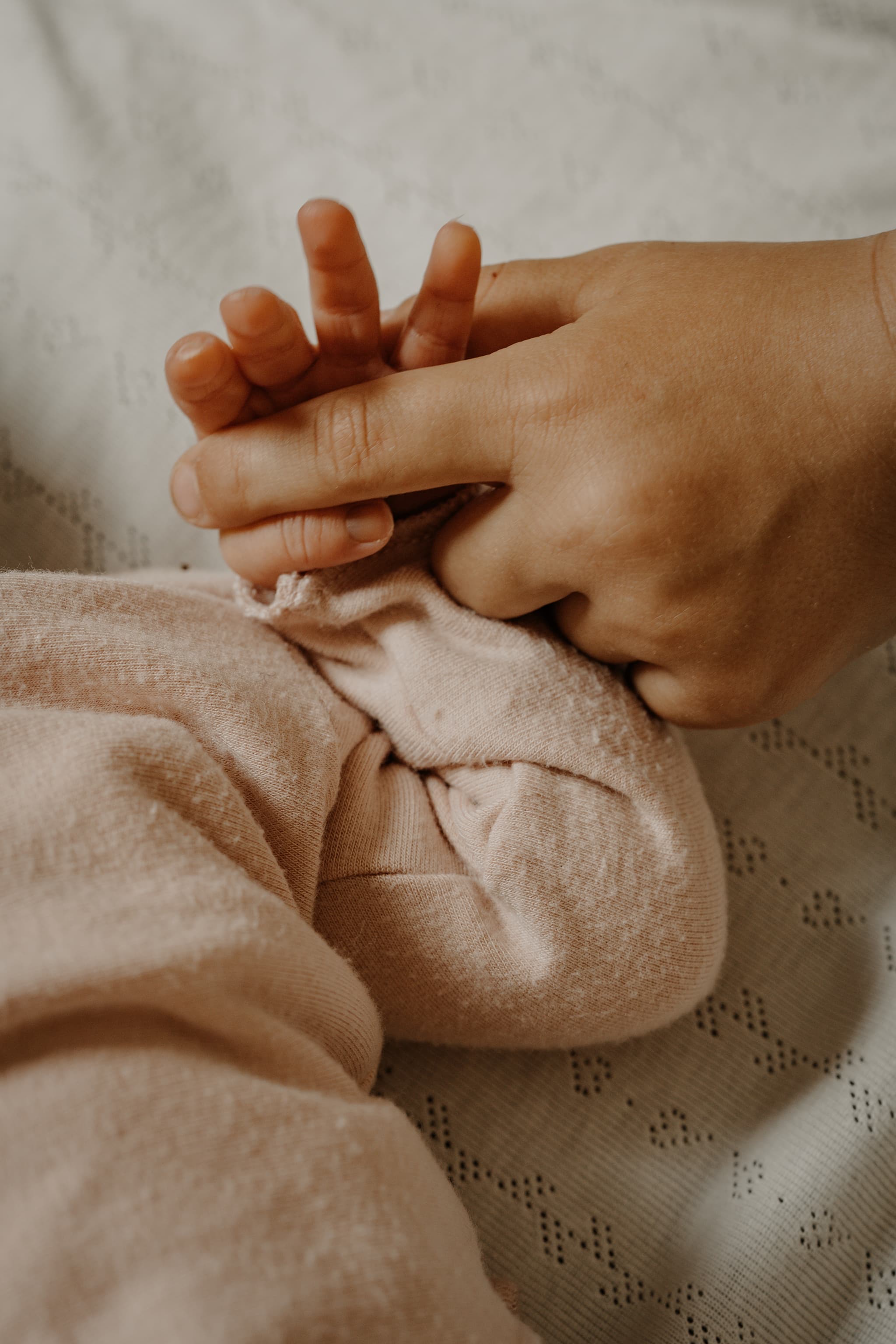 Newborn Shooting Ratingen, zarte Babyhände