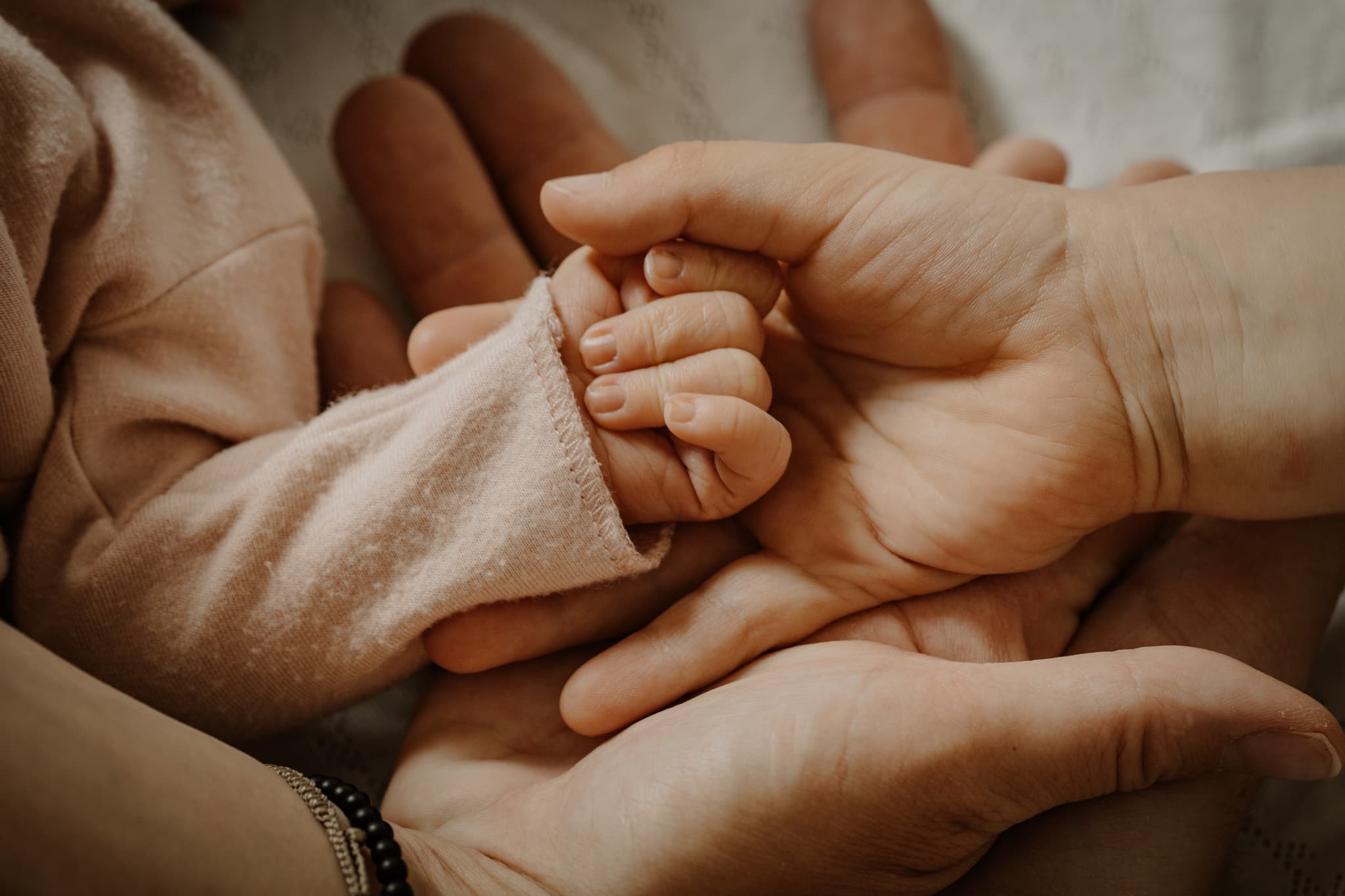 Newborn Shooting zu Hause, Baby in weicher Decke