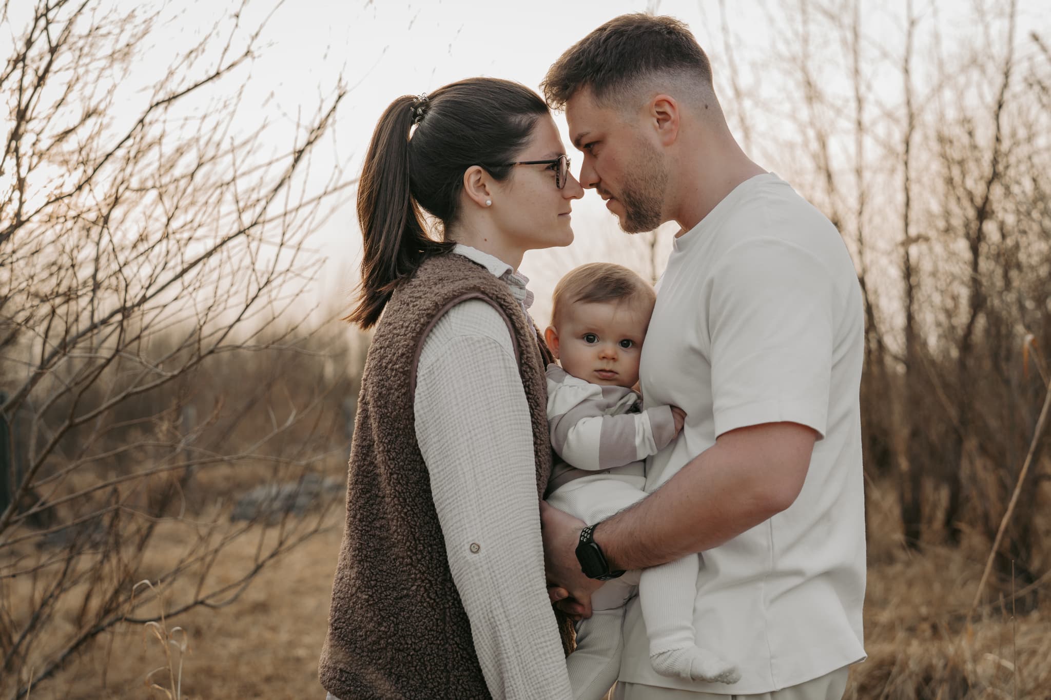 Familienfotos outdoor – Geschwister und Eltern