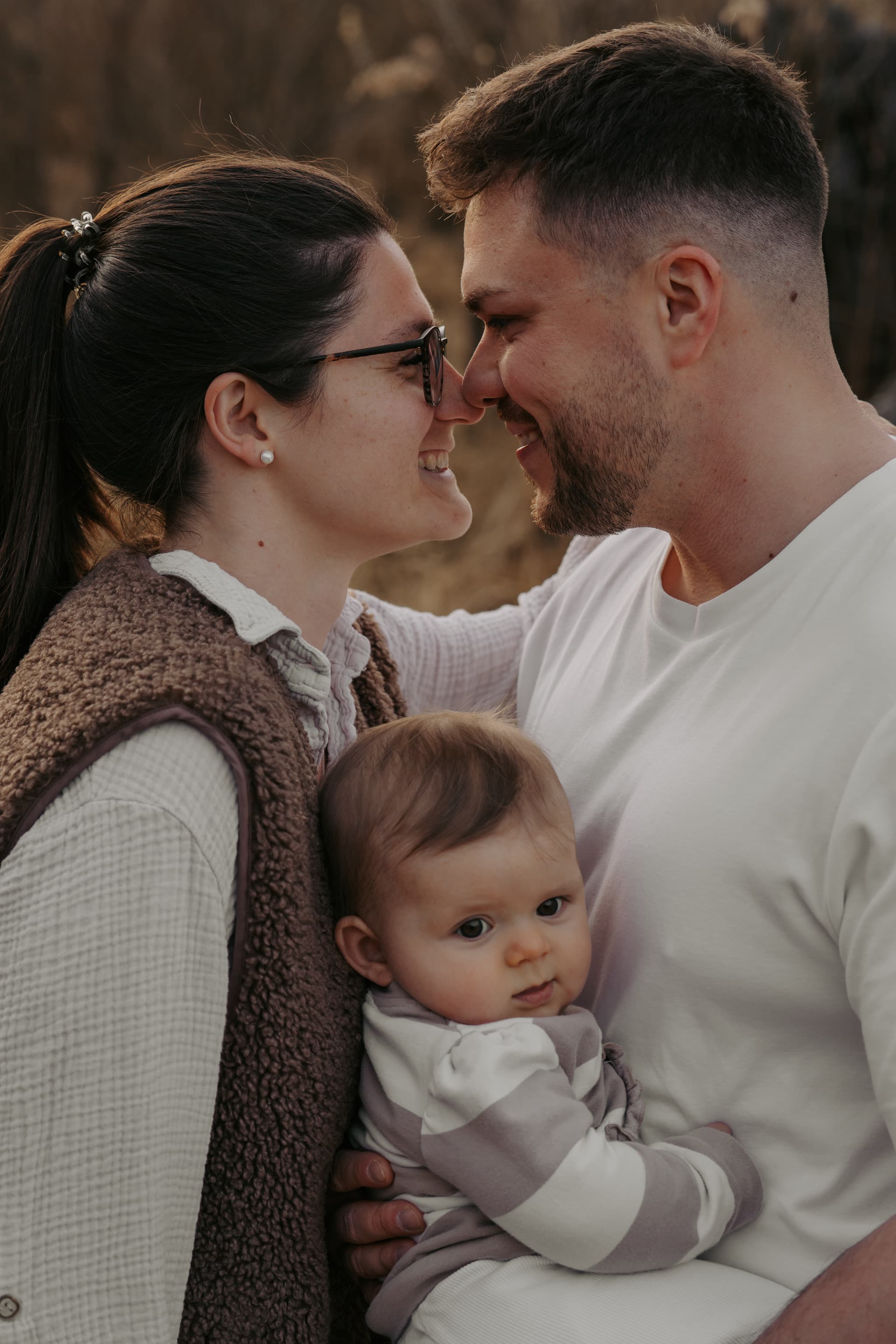 Familienfotos in der Natur, Familie beim Shooting auf der Wiese