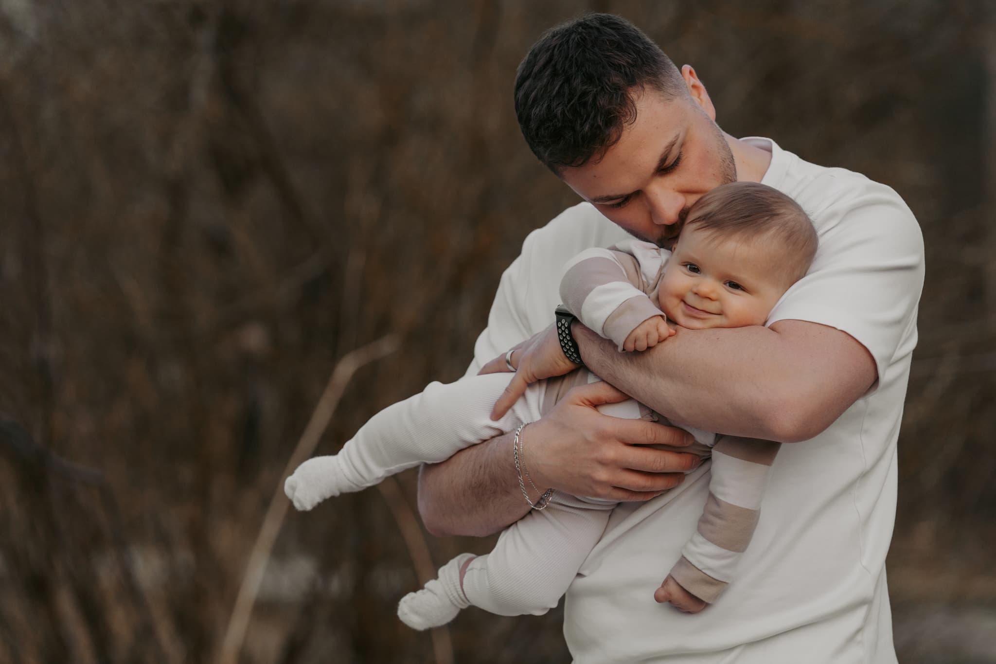 Vatertag – Vater küsst Baby auf dem Kopf