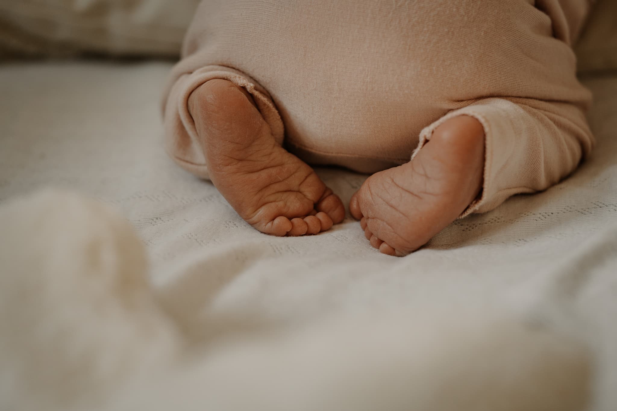 Newbornfotograf, schlafendes Neugeborenes bei Newbornshooting