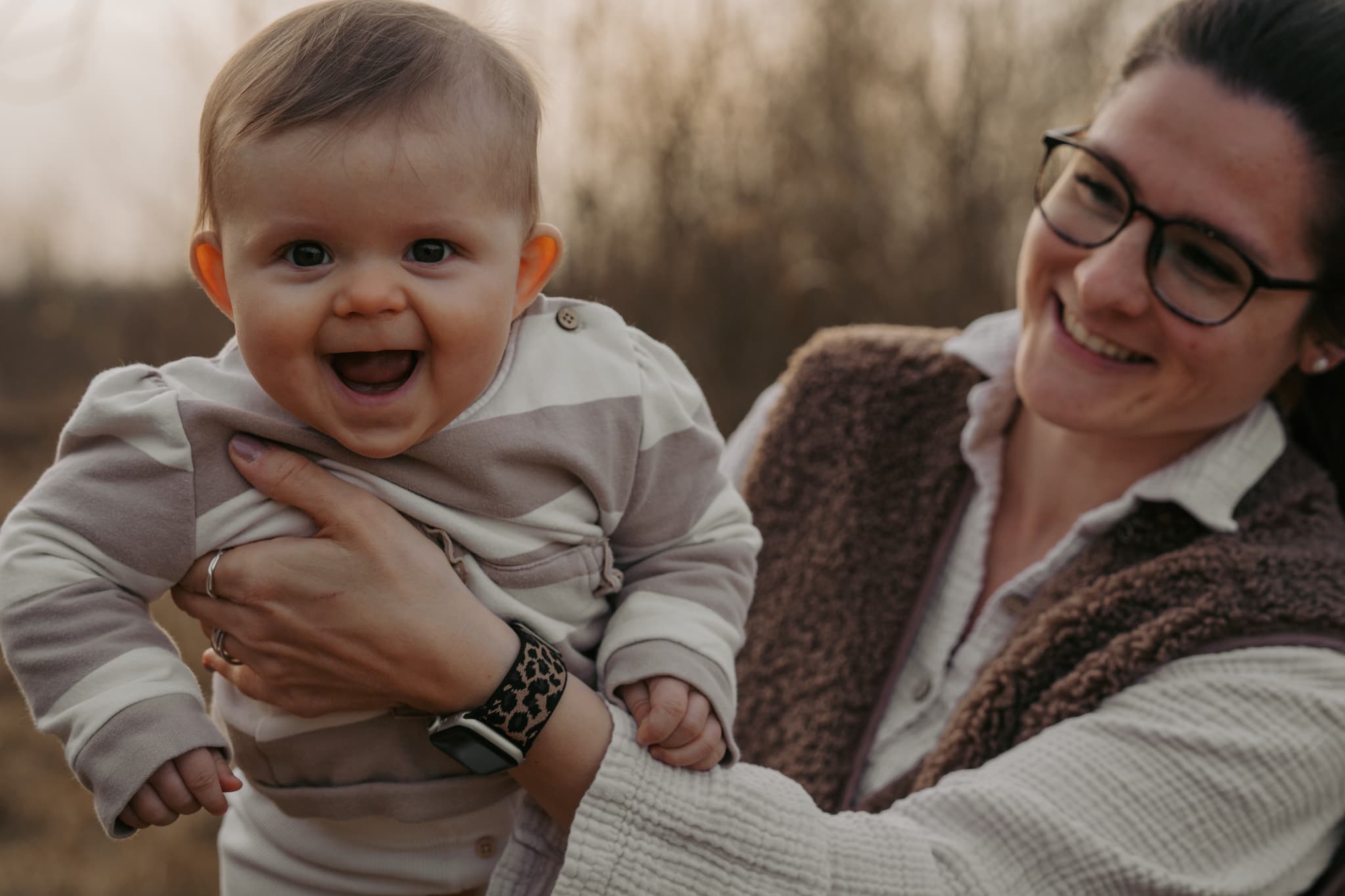 Muttertag – Mutter und lachendes Baby outdoor